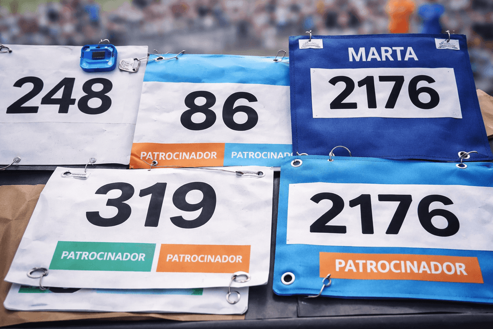 Ejemplos de dorsales para carreras populares con distintos diseños y materiales.