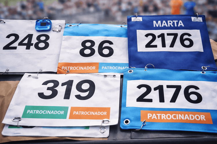 Ejemplos de dorsales para carreras populares con distintos diseños y materiales.