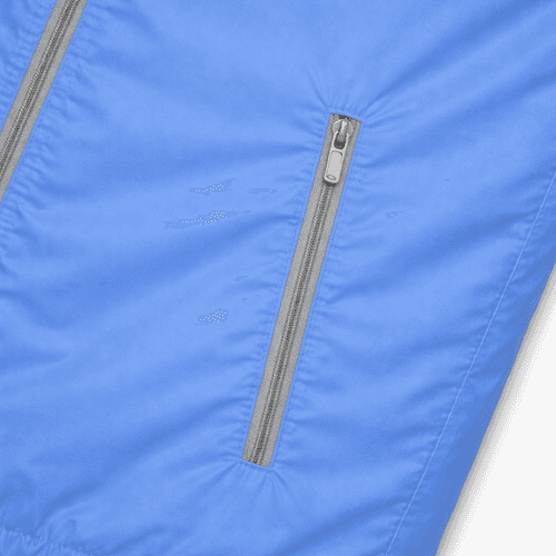 cortavientos azul detalle bolsillo