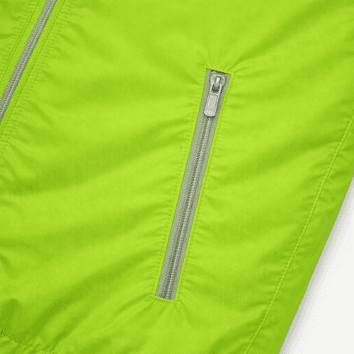 detalle bolsillo cortavientos verde personalizado