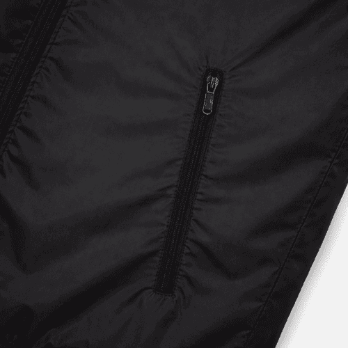 detalle bolsillo cortavientos negro personalizado