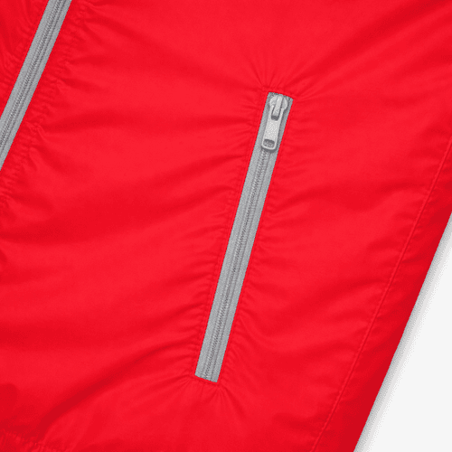 detalle bolsillo cortavientos rojo personalizado