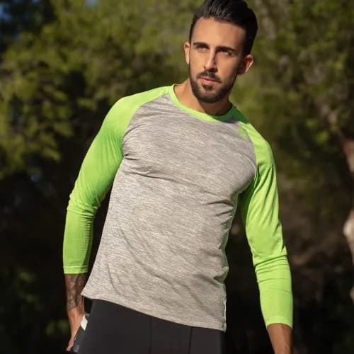 modelo camiseta corum gris 