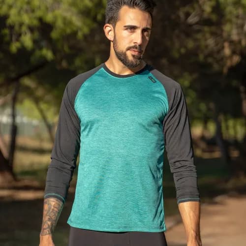 modelo camiseta tecnica corum verde