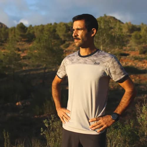 modelo con camiseta tecnica diamond en gris