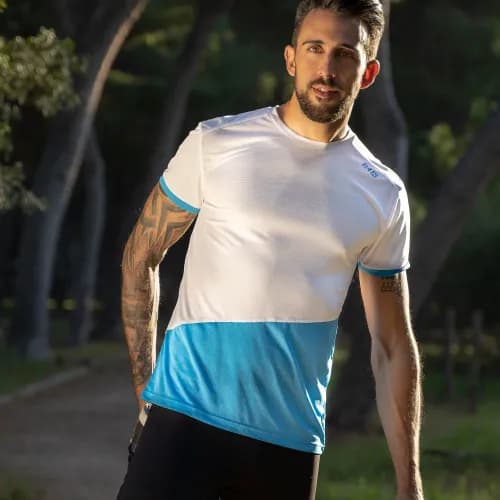 modelo con camiseta tecnica modelo tokio azul