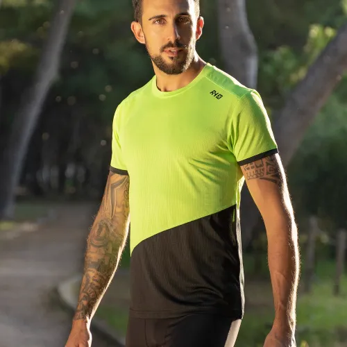 modelo con camiseta tecnica tokio lima negro