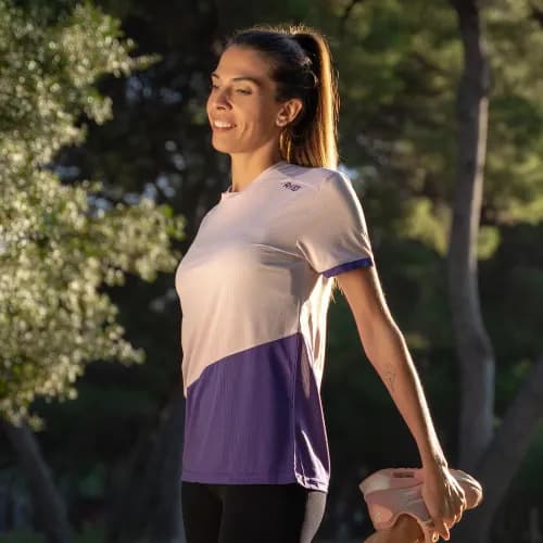 modelo con camiseta tecnica tokio malva morado