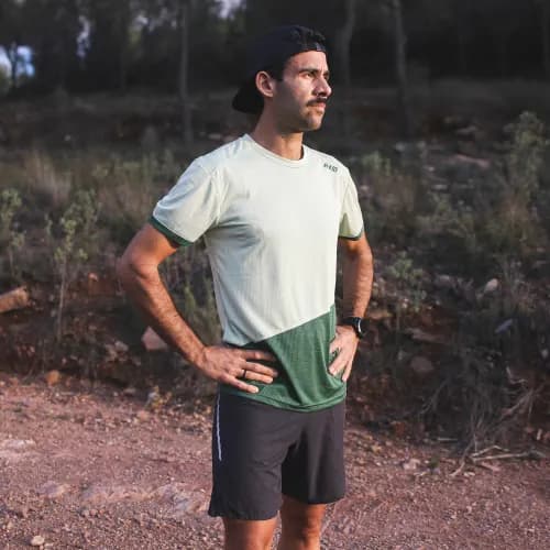 modelo con camiseta tecnica tokio verde