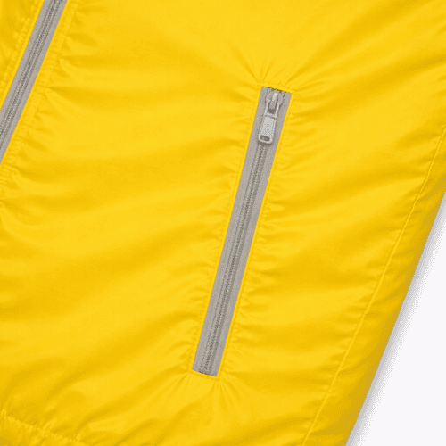 detalle bolsillo cortavientos amarillo 