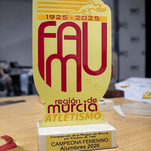 trofeo personalizado dorado de evento deportivo